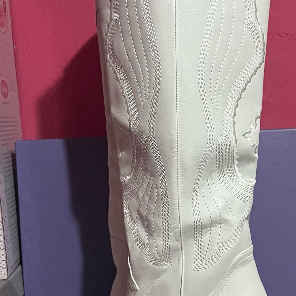 Women's Embroidered Western Cowboy Boots - Picture 5 of 8
